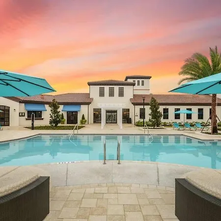 Beautiful Townhome With Splash Pool And Game Room
